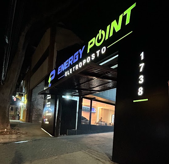 Fachada real da Energy Point à noite