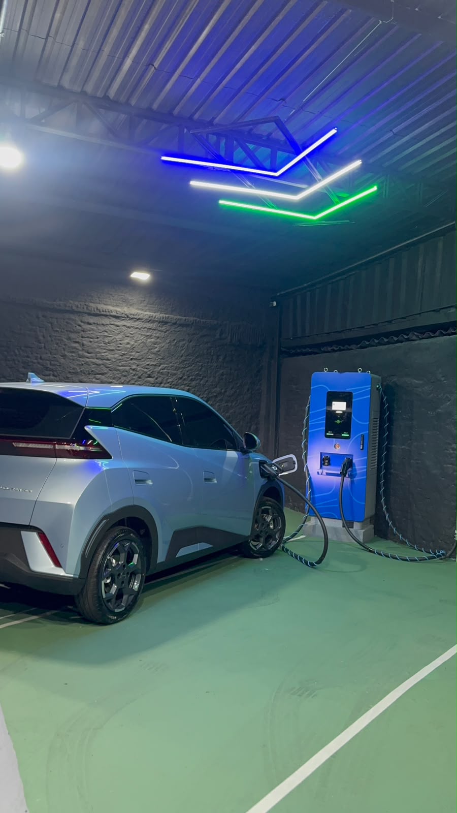 SUV elétrico conectado ao carregador